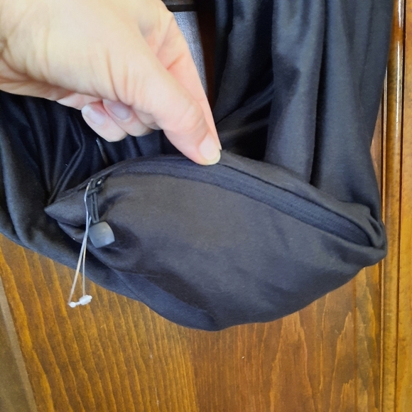 NWOT Beyong Yoga Infinity Scarf with Hidden Zipper Cellphone Pocket black OS - Picture 9 of 11